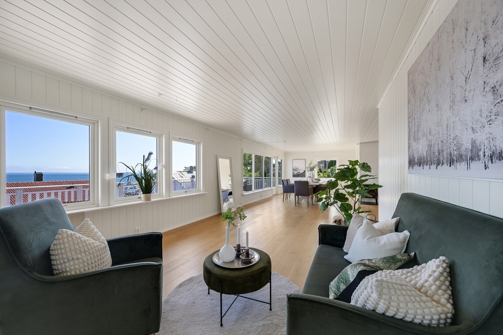 Panoramautsikt uten innsyn fra stue/spisestue. Galleribilde