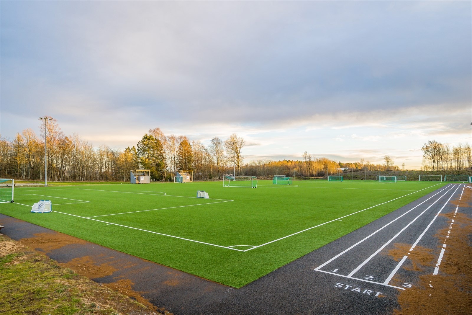Barnehage, barneskole og fotballbaner med kort gangavstand fra boligen. Galleribilde