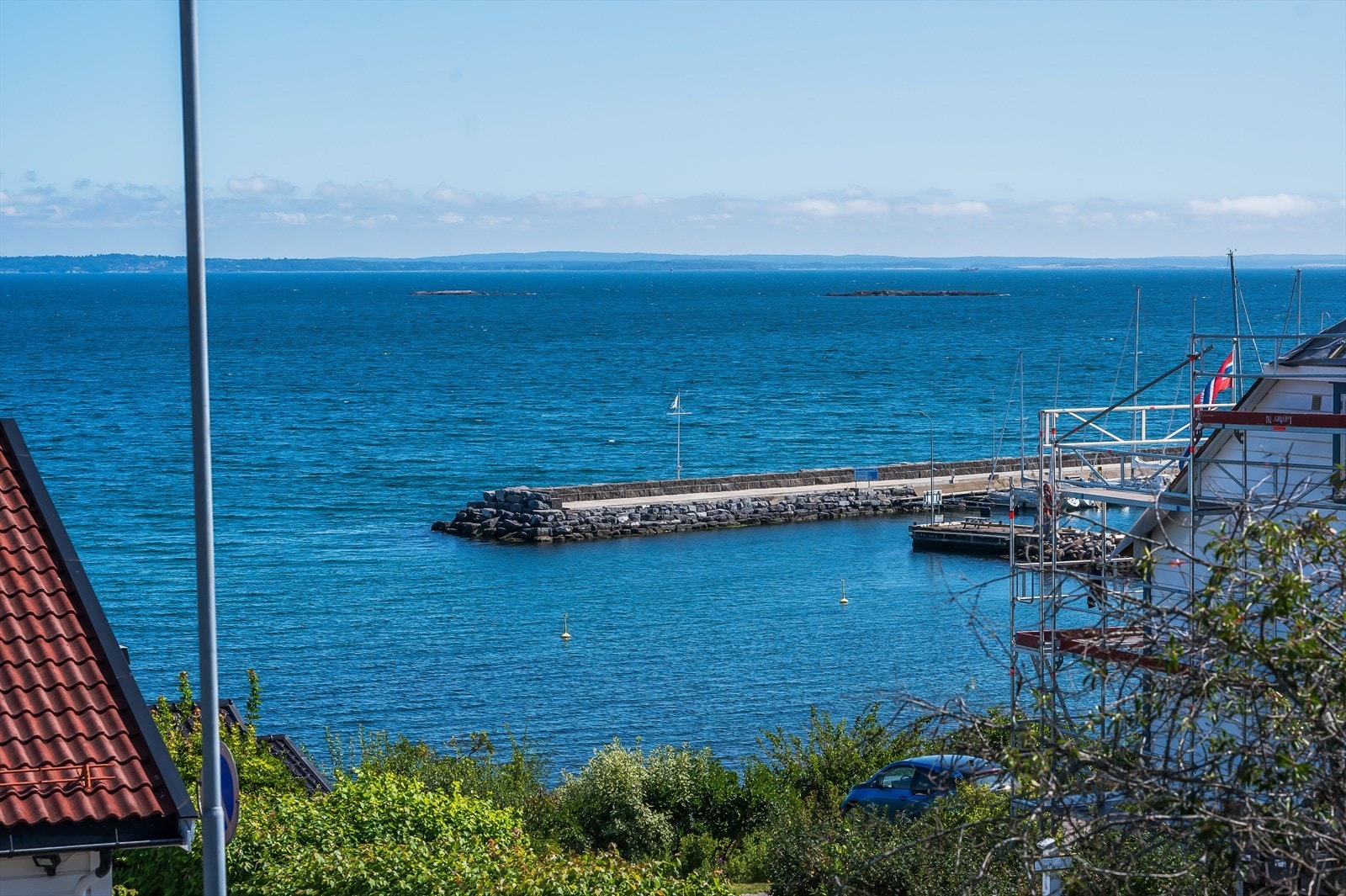 Utsikt til bryggeanlegget for seil- og småbåter, og for gjestehavn. Galleribilde