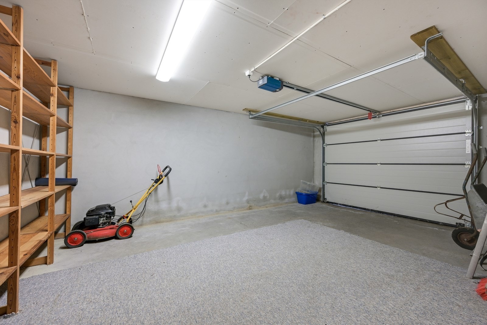 Garasje oppført i ca. 2014 med betongdekke og leddport. Galleribilde