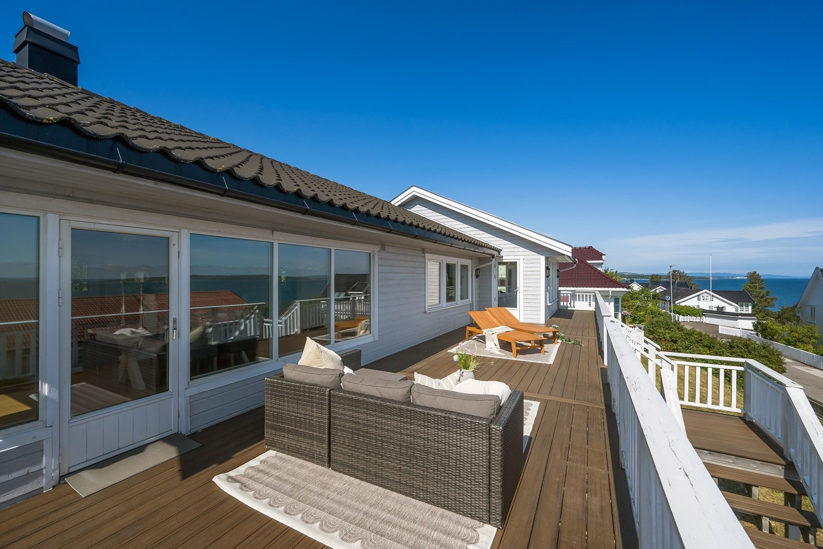 Verandaen ligger ideelt til for å nyte morgen- og formiddagssolen i naturskjønne omgivelser. Galleribilde