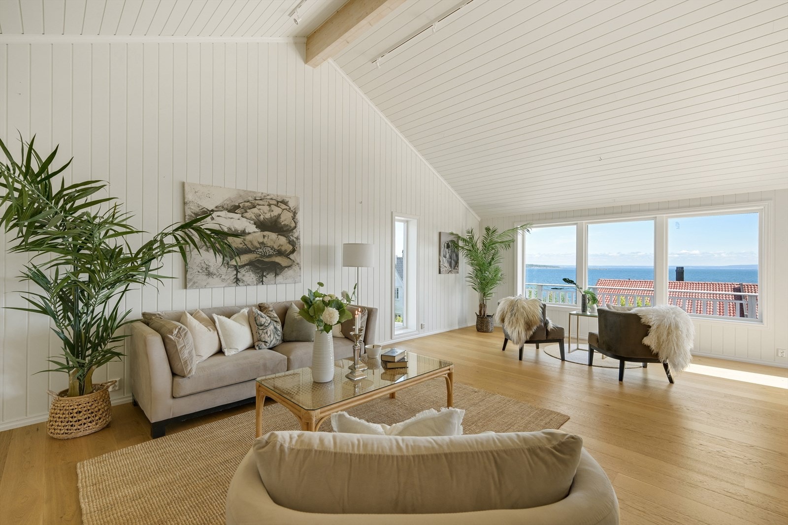 To store og svært innbydende stuer med store vindusflater som gir rikelig med naturlig lys. Galleribilde