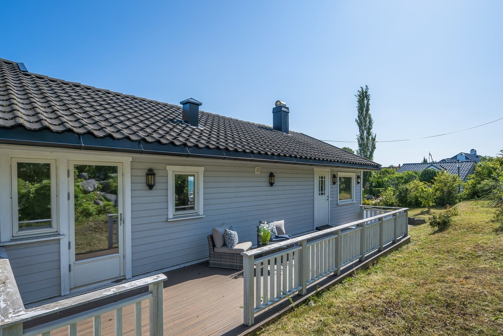 Vestvendt inngangsparti med stor terrasse. Galleribilde