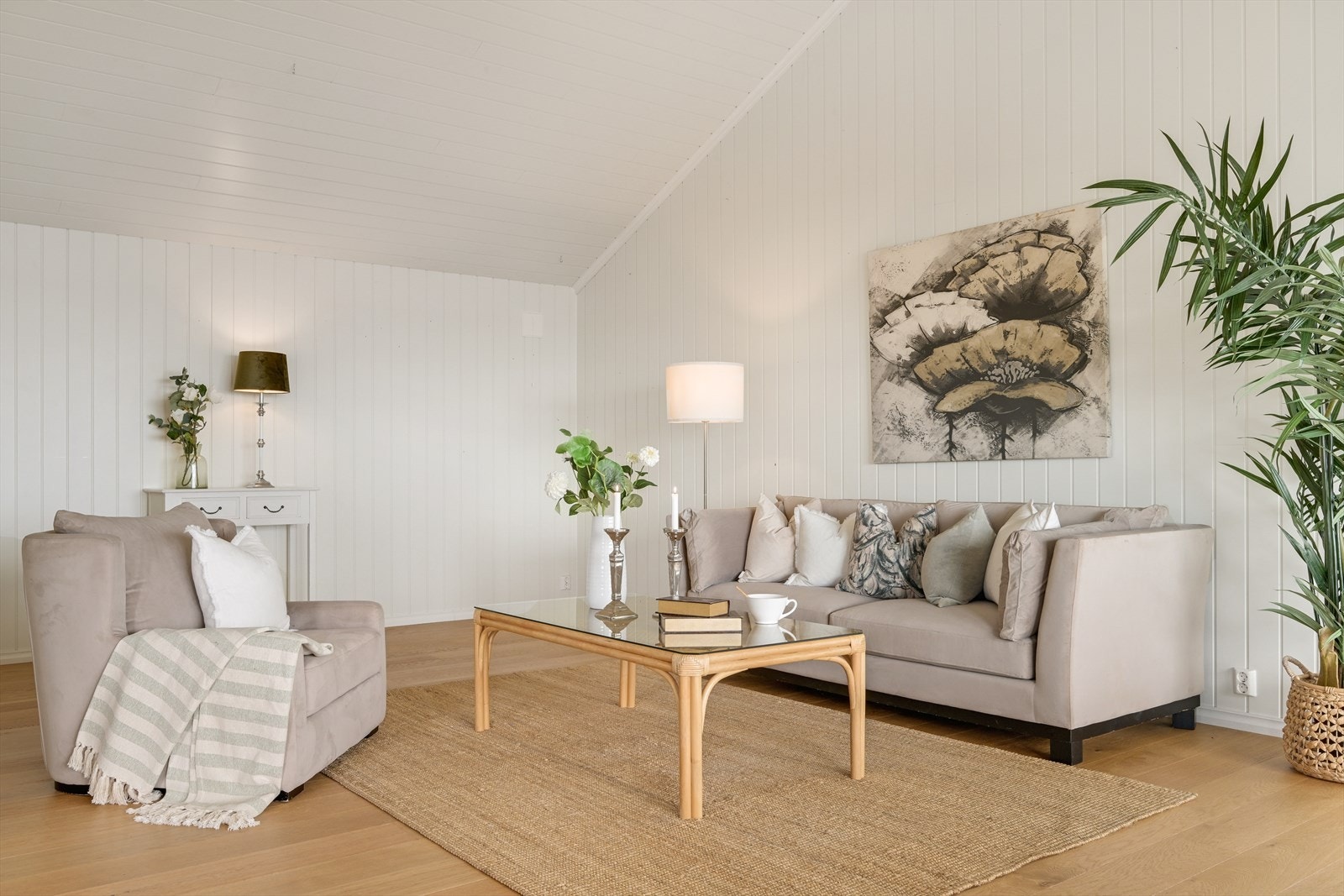 Lys og innbydende stue med god takhøyde. Galleribilde