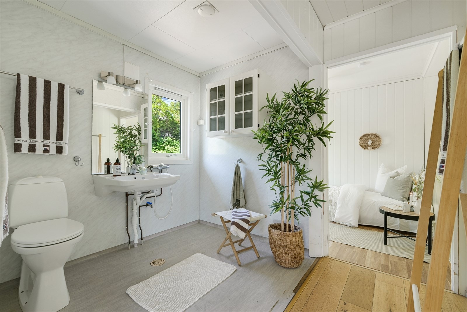 Badet er tilpasset en rullestolbruker. Det er behov for fornyelse. Galleribilde