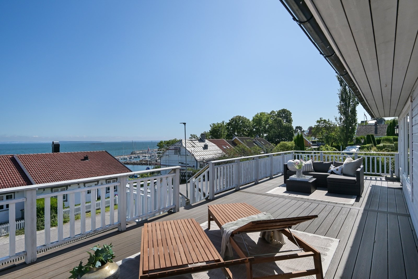 Verandaen fikk nytt vedlikeholdsfritt dekke og trerekkverk i ca. 2014. Galleribilde