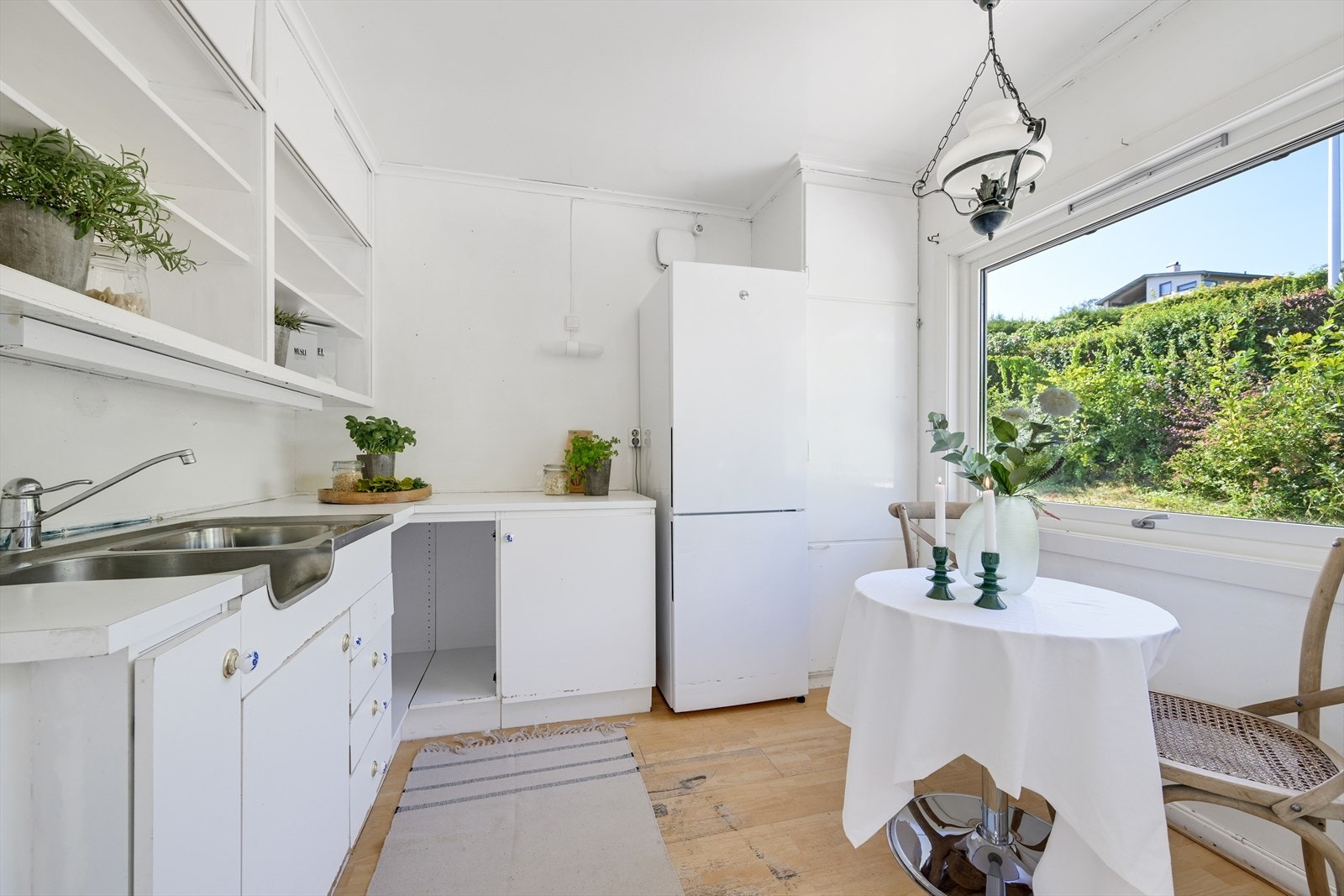 Separat kjøkken med enkel innredning av eldre dato. Galleribilde