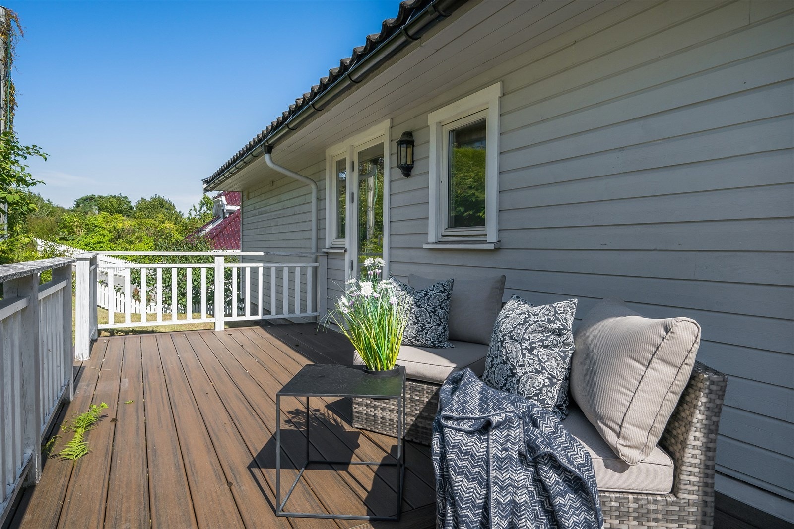 Lunt inngangsparti med ettermiddagssol. Utgang også fra soverom. Galleribilde