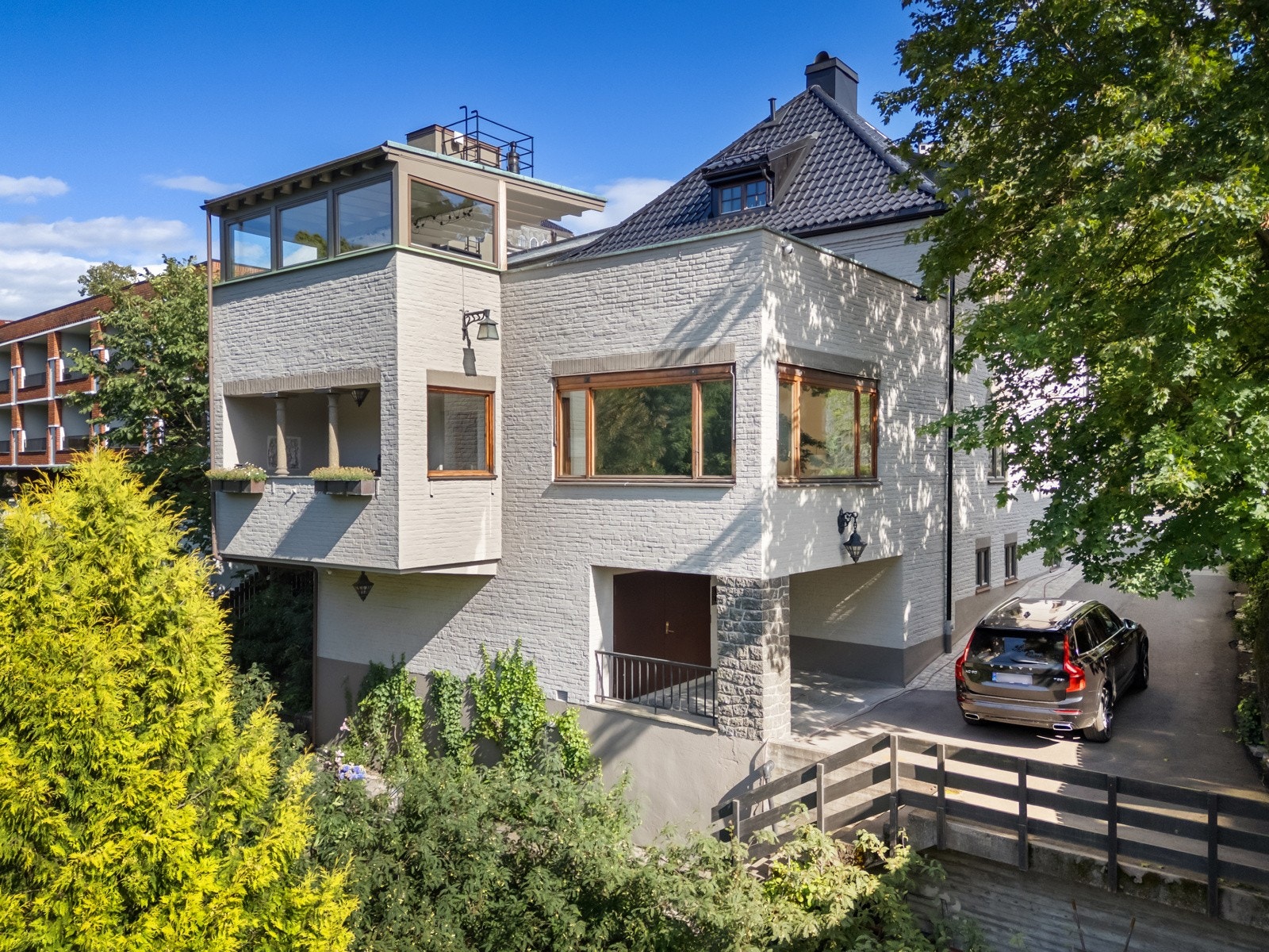 Huset er fra 1920, i ny-barokk stil, og påbygget i funksjonalistisk stil i 1935 Galleribilde