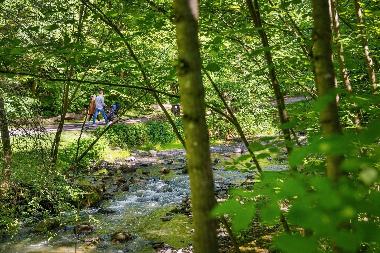 Med en delvis naturtomt grenser eiendommen til idylliske Frognerbekken Galleribilde