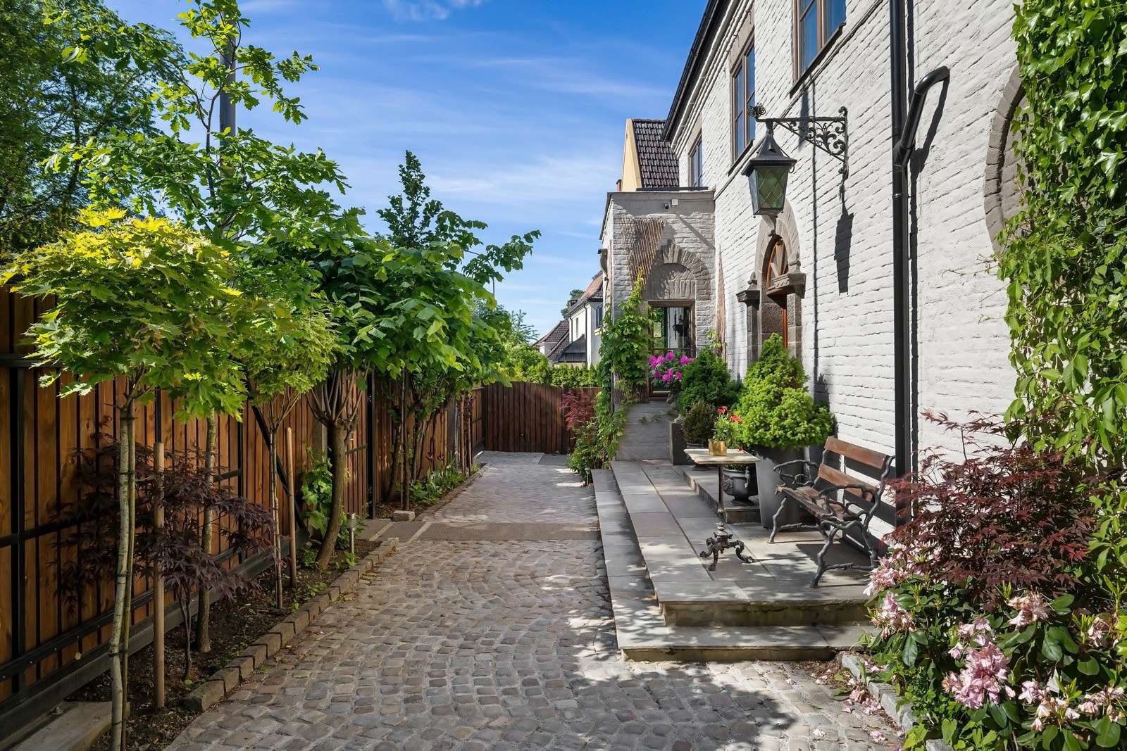 Tomten er på 979 kvm med solrik takterrasse med pergola, parkmessig hage, loggia og to terrasser Galleribilde