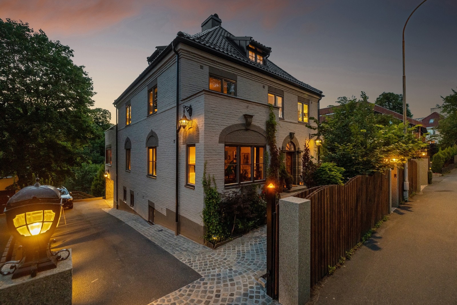 Villaen strekker seg over fire plan og er meget innholdsrik, herunder er det takterrasse på 75 kvm med pergola samt tre balkonger/terrasser Galleribilde