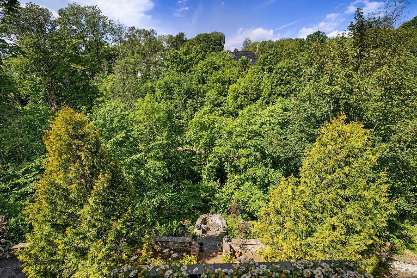 Boligen har en flott beliggenhet på delvis naturtomt Galleribilde