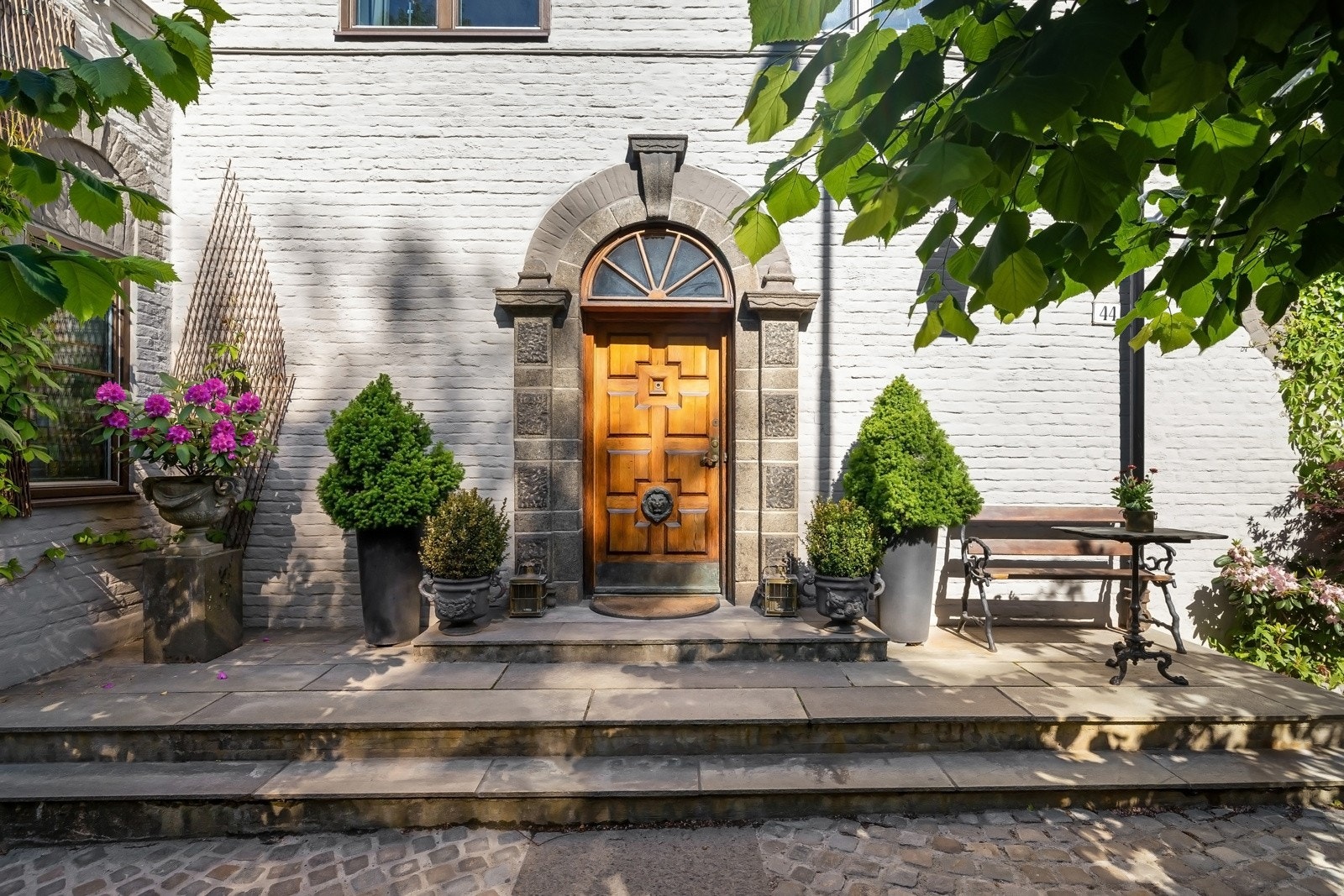 Representativt inngangsparti med originale og dekorative detaljer bevart fra byggeåret Galleribilde