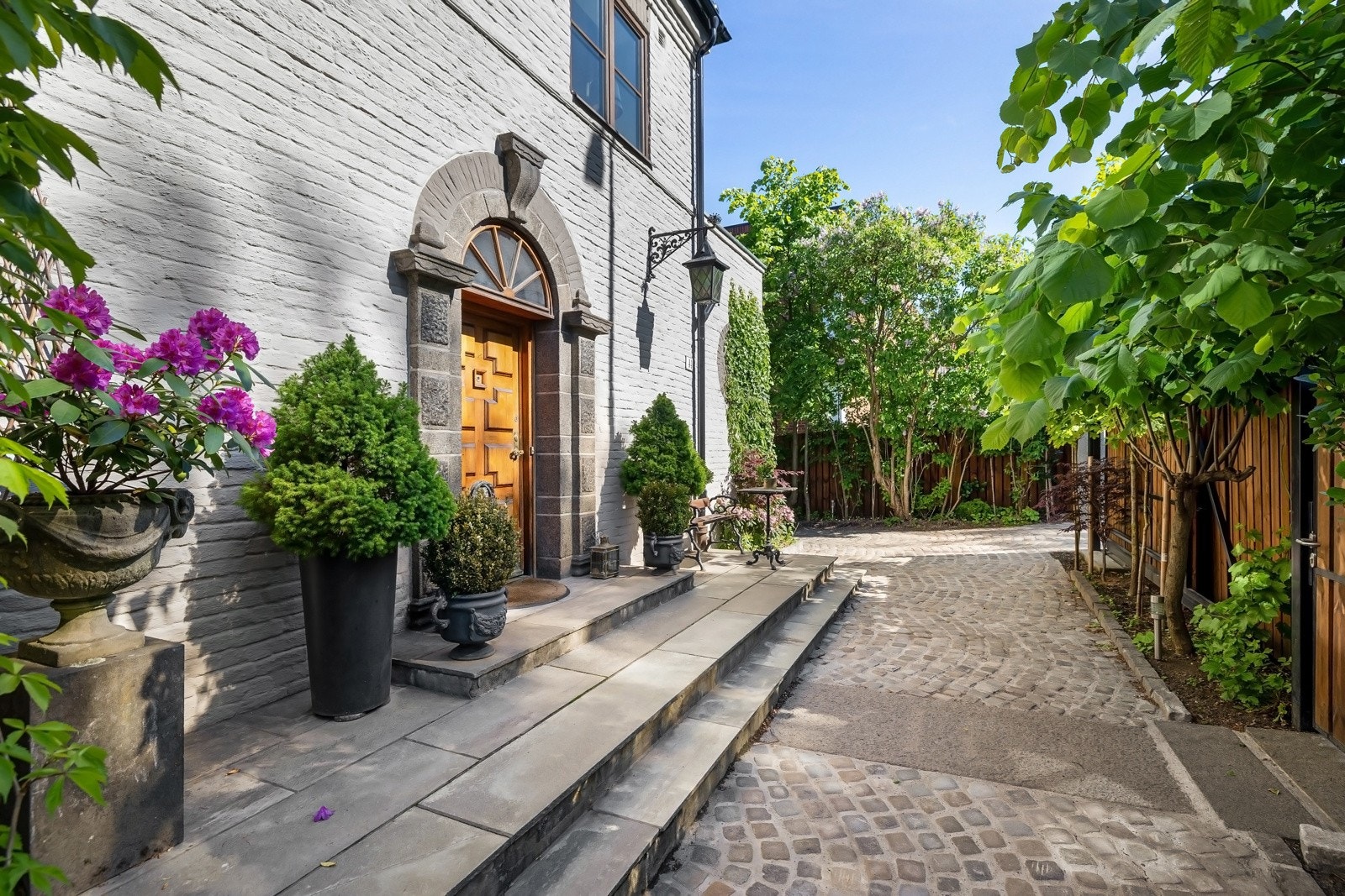 Boligen ligger i et etablert og populært boområde på Frogner med vesentlig villa - og bygårdsbebyggelse fra 1800/1900-tallet. Galleribilde