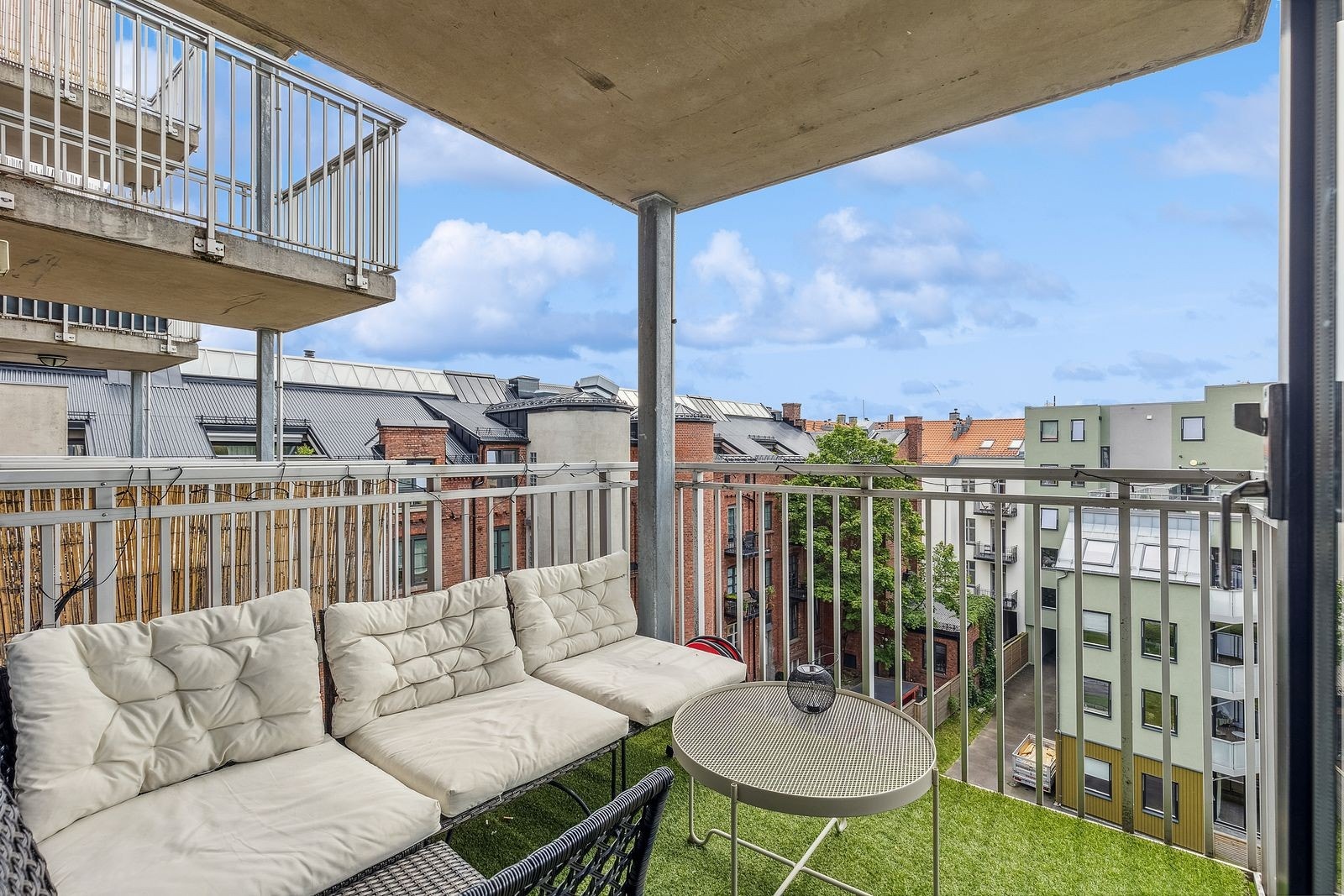 Flott og solrik balkong vendt inn mot bakgård Galleribilde