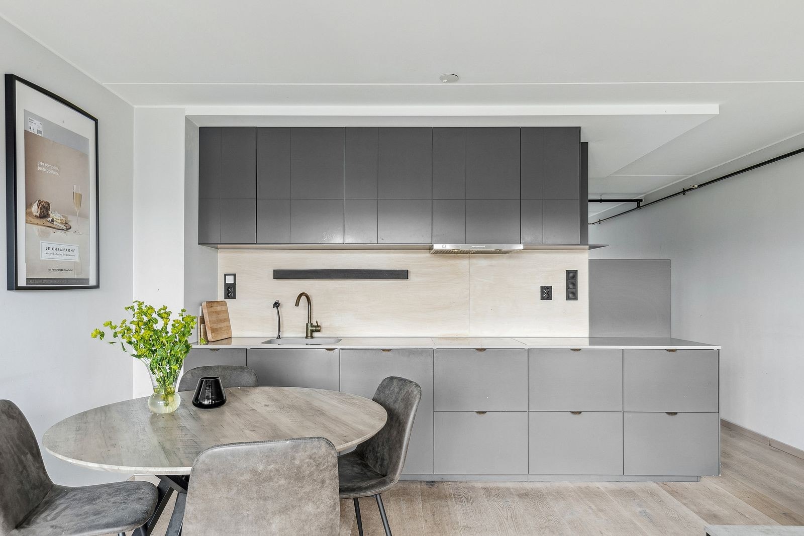 Moderne kjøkken med god skapplass og integrerte hvitevarer Galleribilde