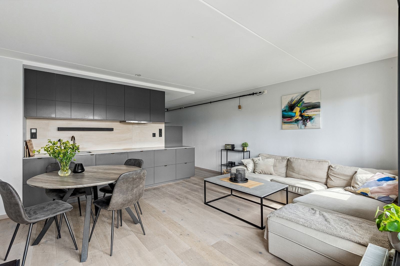 Åpen stue/kjøkken løsning med utgang til balkong, sofa følger med Galleribilde