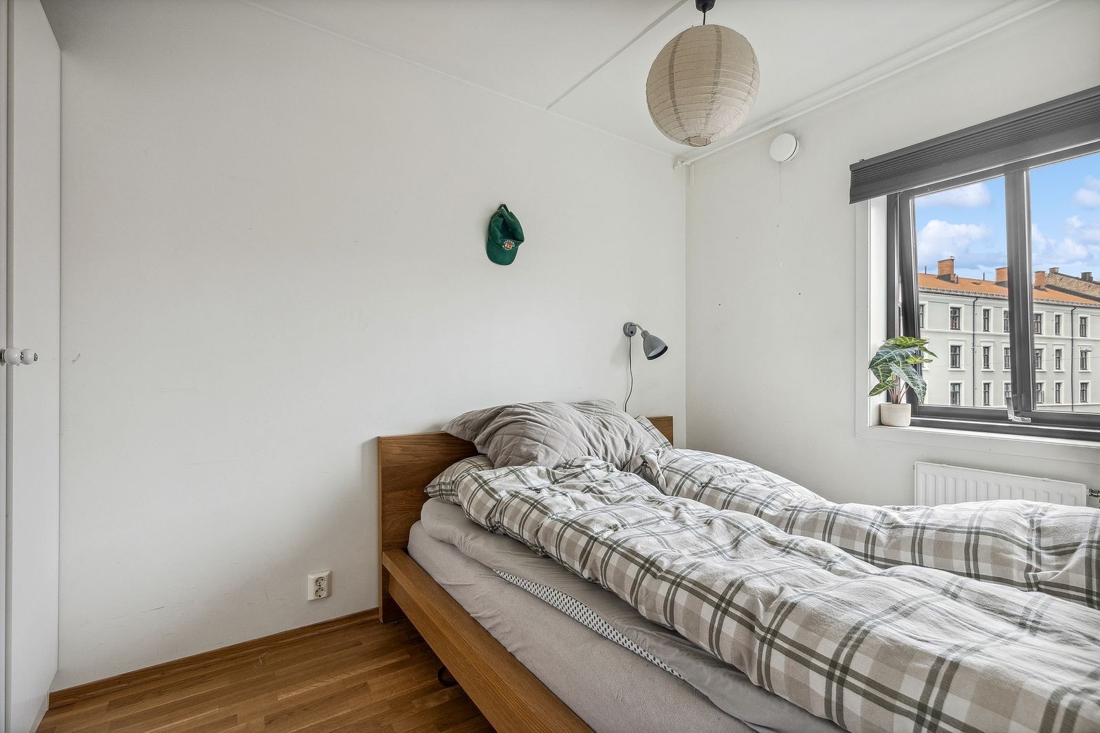 Boligens andre soverom er på første plan i tilknytning til gangen, god oppbevaringsplass i garderobe Galleribilde