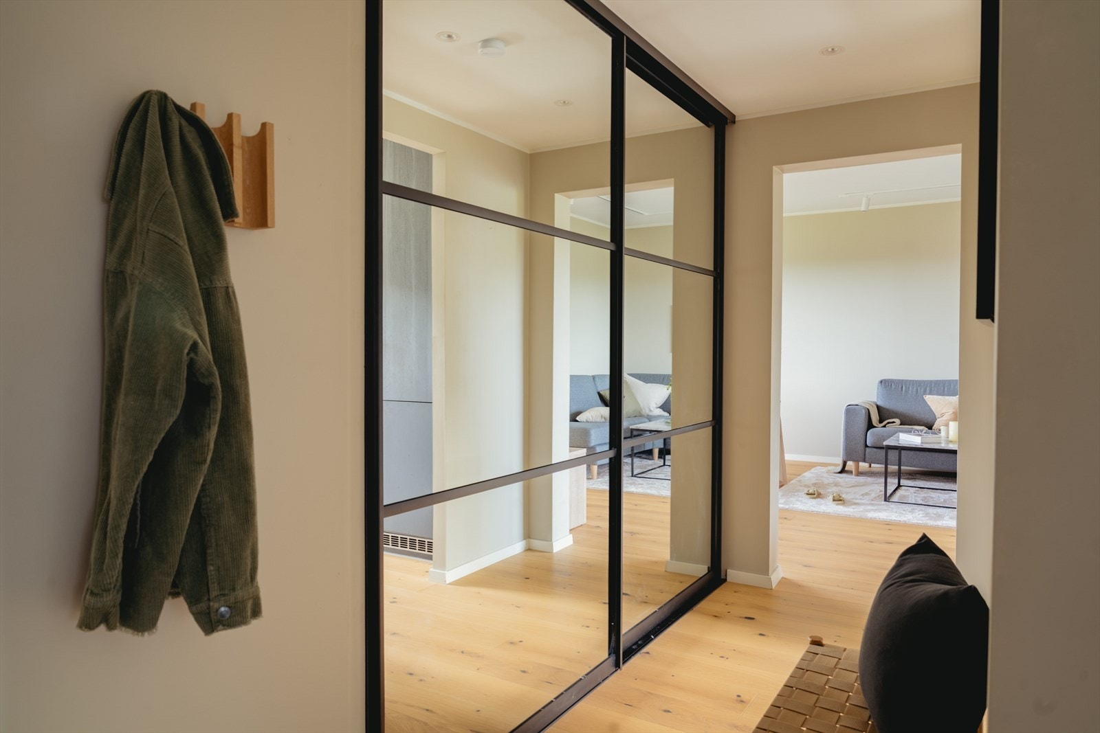 Her er det god plass til oppbevaring av yttertøy og sko Galleribilde