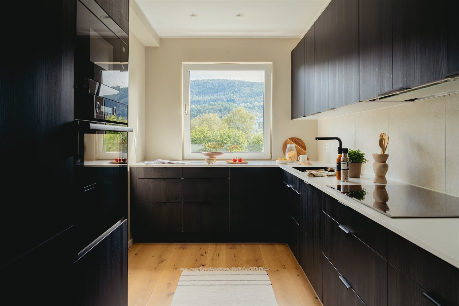 Romslig og tidløst kjøkken med rikelig plass til både matlaging og oppbevaring Galleribilde