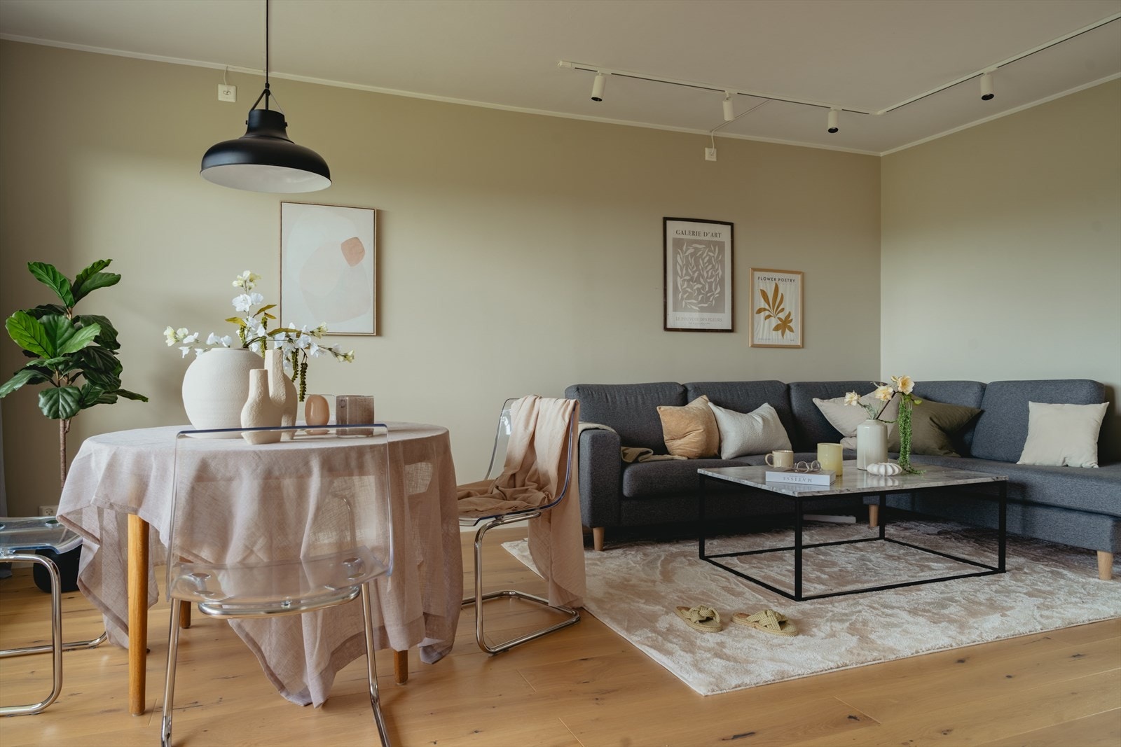 I stuen er det plass til både sitte- og spisegruppe Galleribilde