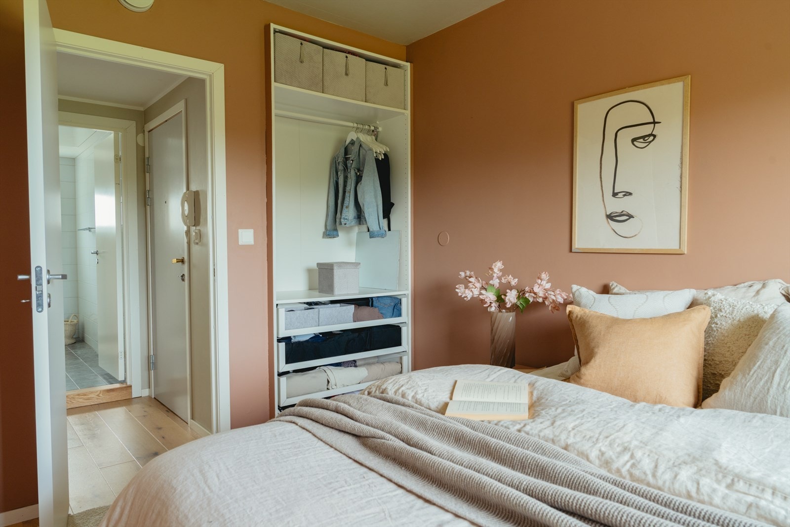 Det luftige soverommet har god plass til å innrede med en god dobbelseng, garderobeskap og skrivepult Galleribilde