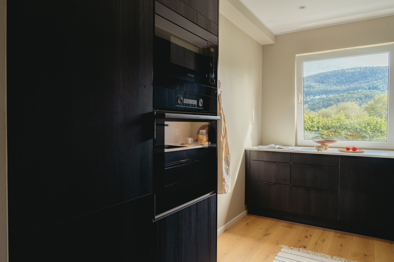 Av integrerte hvitevarer er det kombiskap, oppvaskmaskin, platetopp, stekeovn, mikrobølgeovn, og ventilator Galleribilde