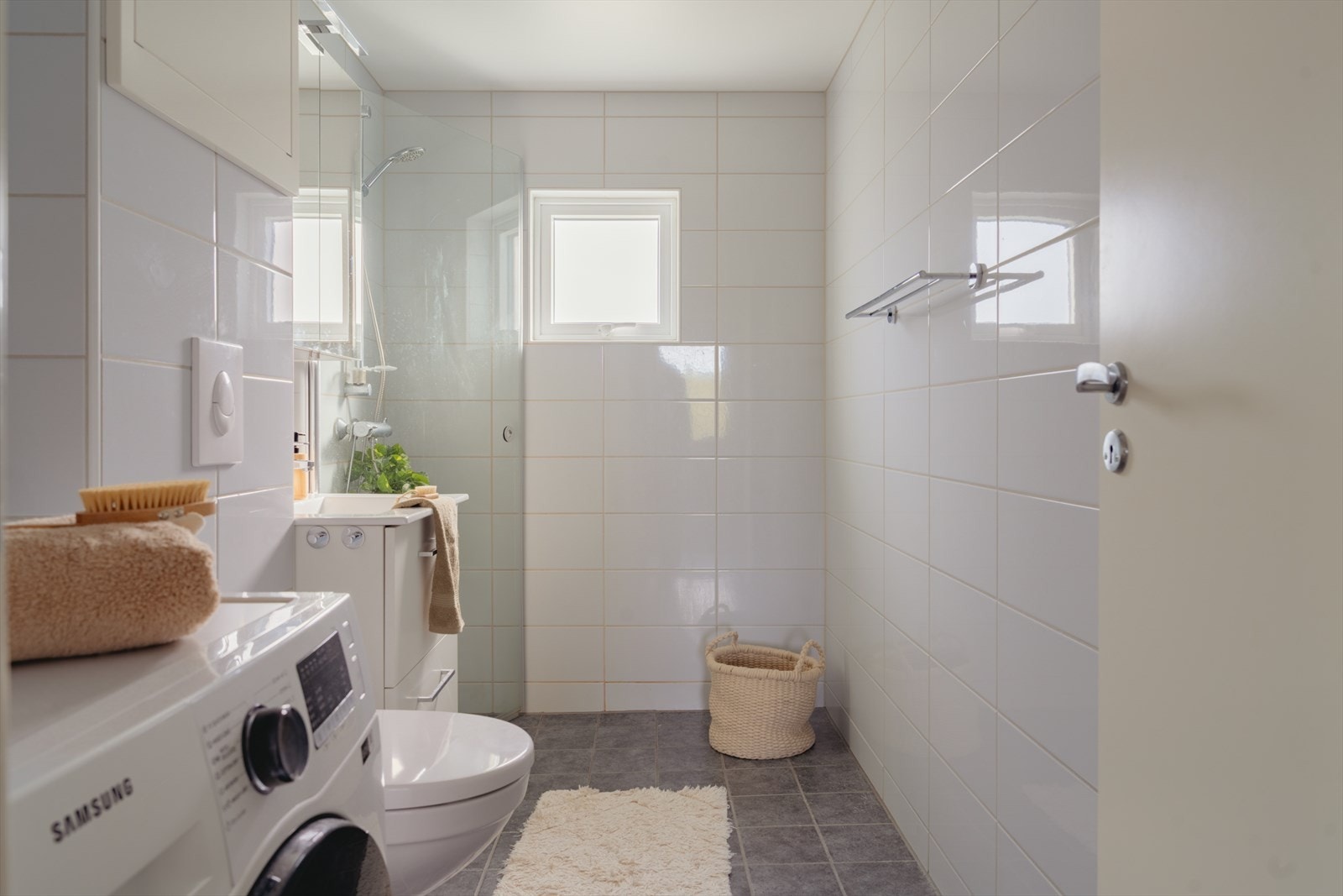 Badet ble renovert i 2018. Helfliset og moderne bad med varmekabler i gulvet Galleribilde