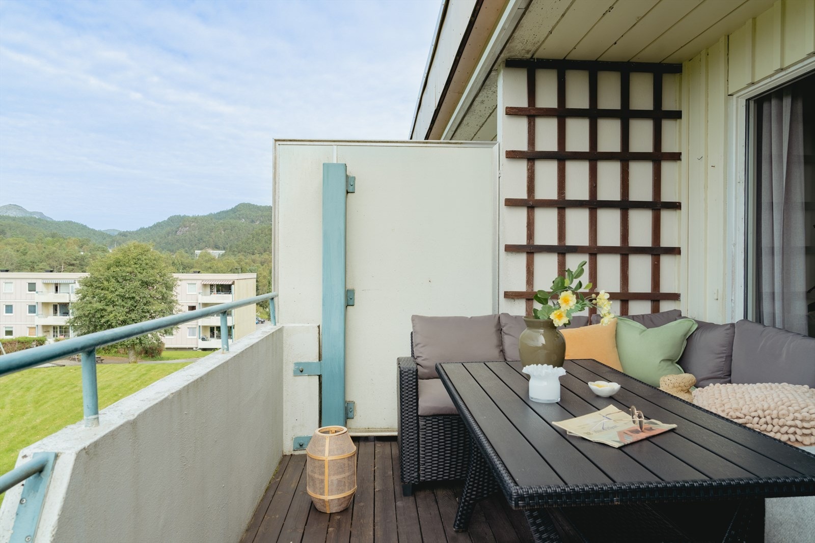 Balkongen er målt til 10.3 m² og d
et er god plass til utemøbler og hyggelig beplatning Galleribilde