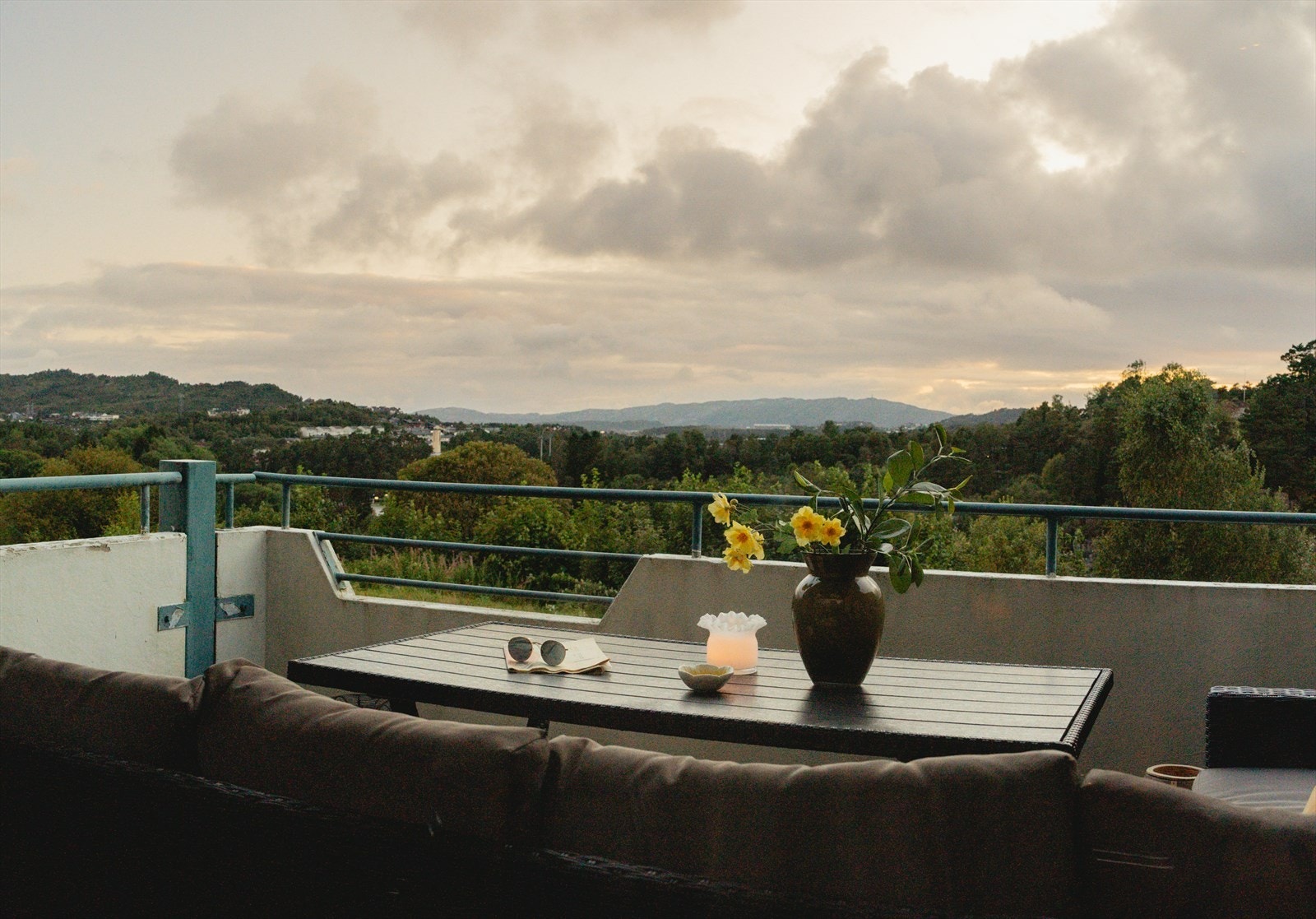 Her bor du i en strøken toppleilighet med flott utsikt og fantastiske solforhold! Se film: https://youtu.be/MB26Y-MZIn4 Galleribilde