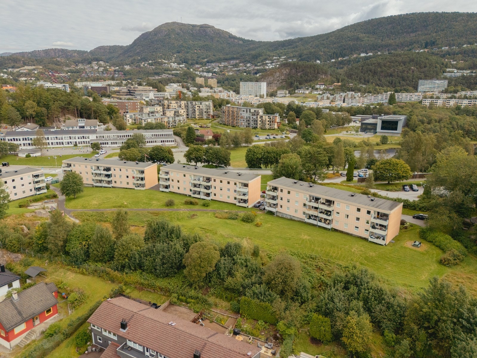 Borettslagets fellesområder er pent opparbeidet med fine grøntområder Galleribilde