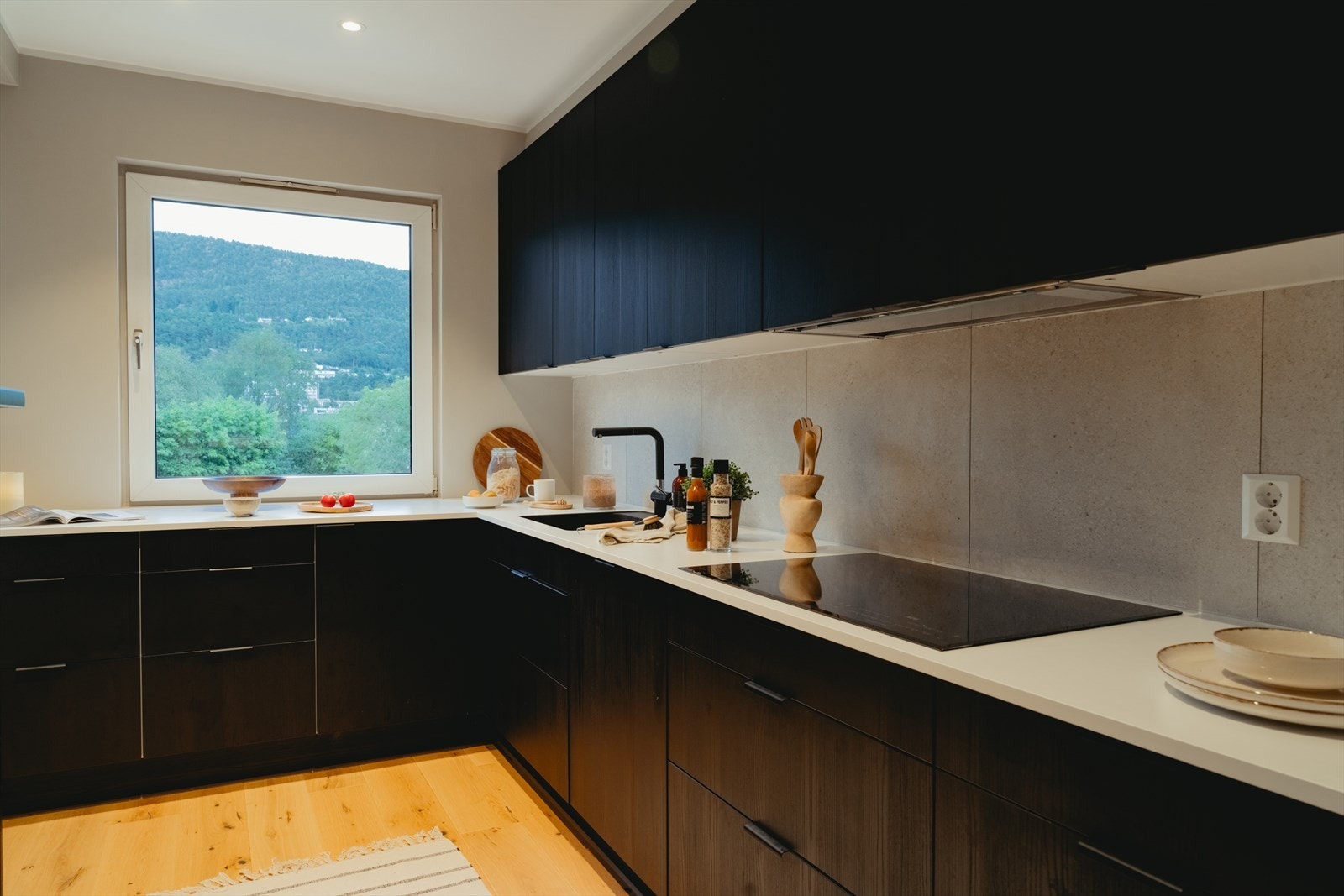 Norema kjøkkeninnredning fra 2022 med folierte skrog, slette fronter og laminert benkeplate Galleribilde