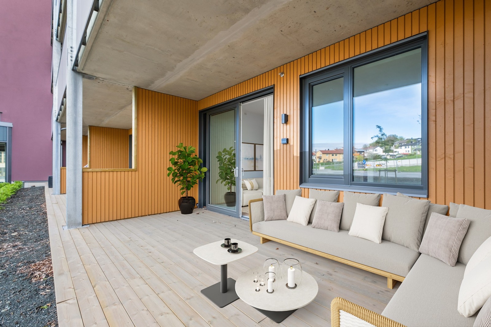 Stor og innbydende terrasse på 13,1 kvm med god plass til utemøbler. Galleribilde