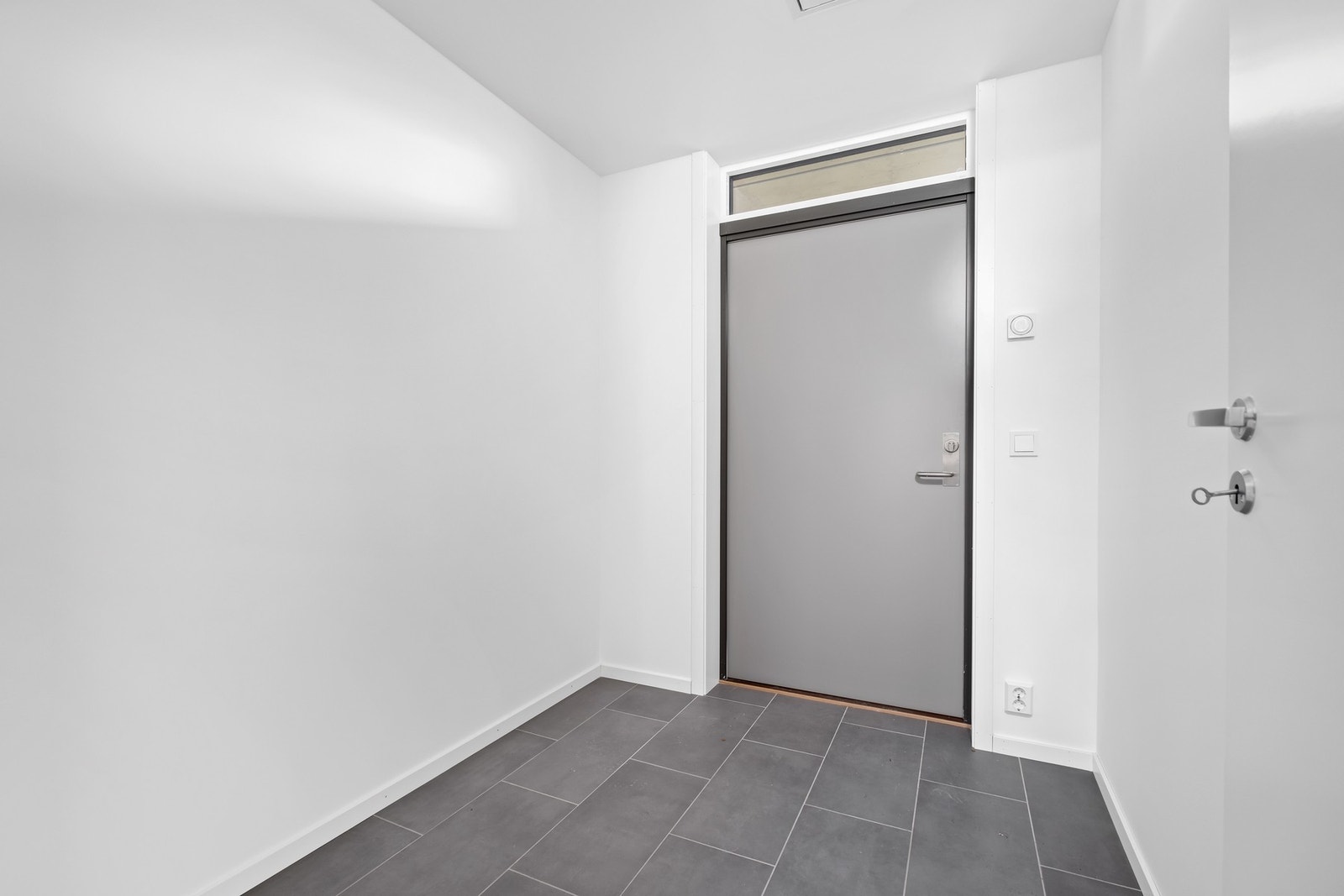 Praktisk entré med flislagt gulv og god plass til oppbevaring. Galleribilde