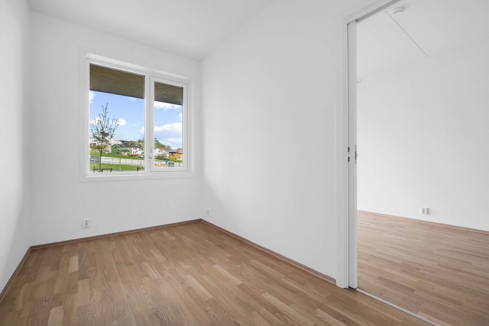 Soverom 2 på 7,4 kvm - perfekt som barnerom, gjesterom eller hjemmekontor. Galleribilde