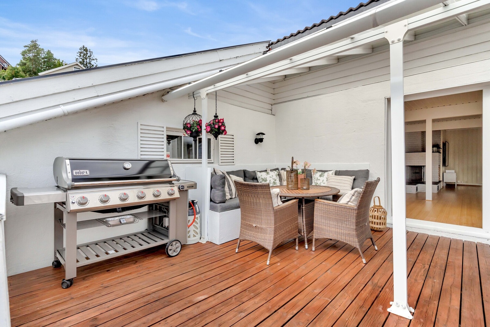 Med direkte utgang fra oppholdsrommet blir terrassen en integrert del av hjemmet, perfekt til både hverdag og fest. Galleribilde