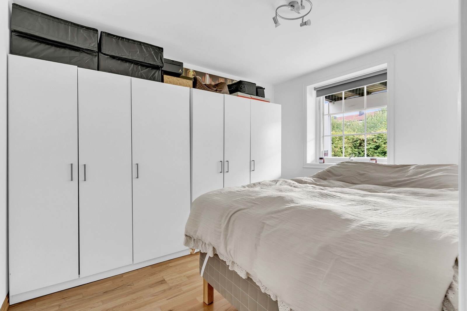 Soverommet her har god plass til seng og garderobe, noe som gir et behagelig og praktisk soveromsmiljø. Galleribilde