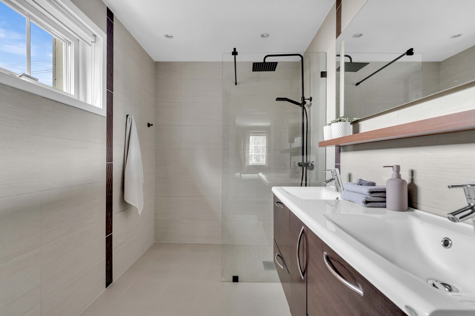 Nytt gulv, varmekabler og dusjløsning fra 2022 gir en oppdatert standard som kombinerer eleganse og funksjonalitet. Galleribilde