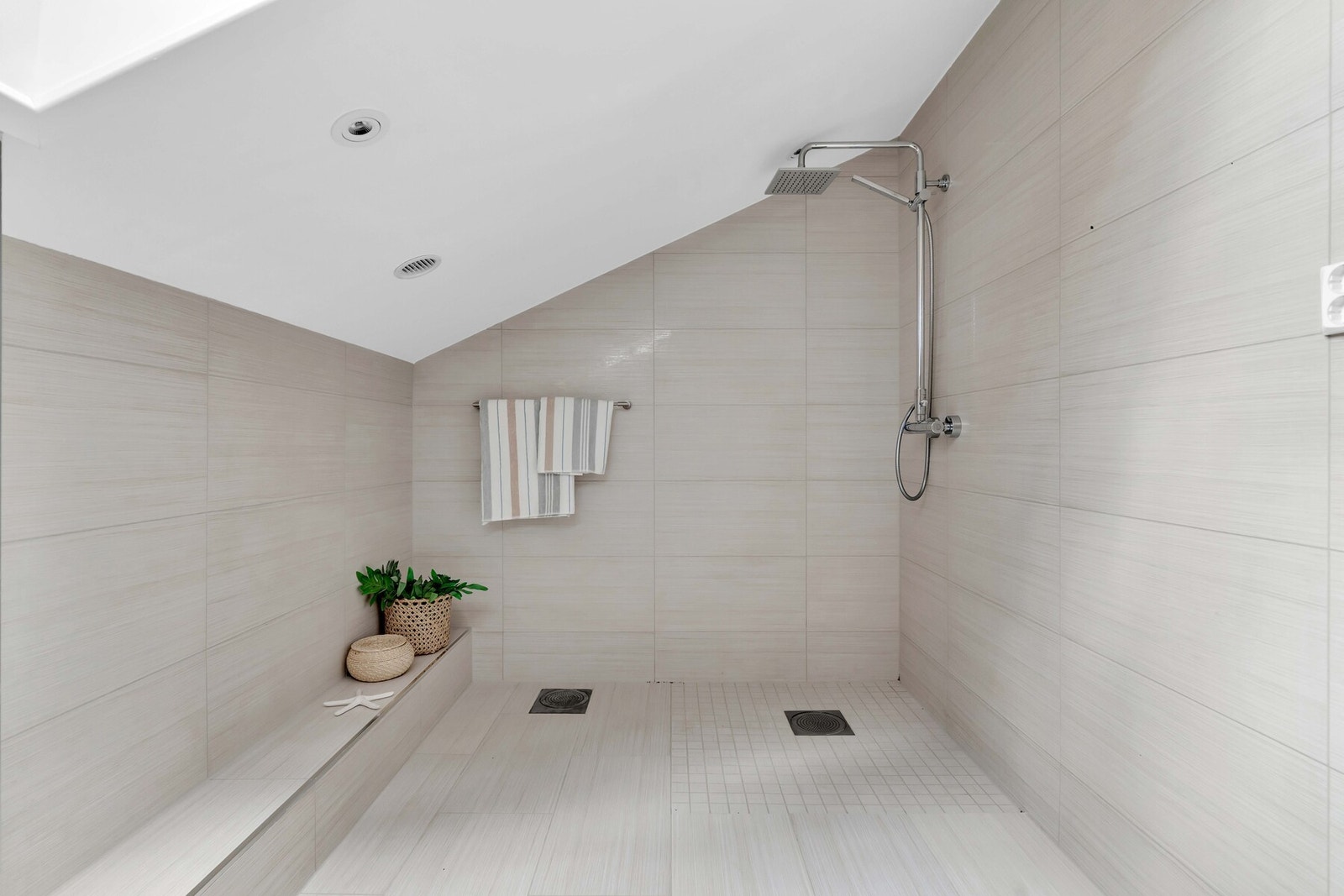 Med vegghengt wc og praktisk dusjhjørne får du et bad som er både moderne og lett å holde rent. Galleribilde