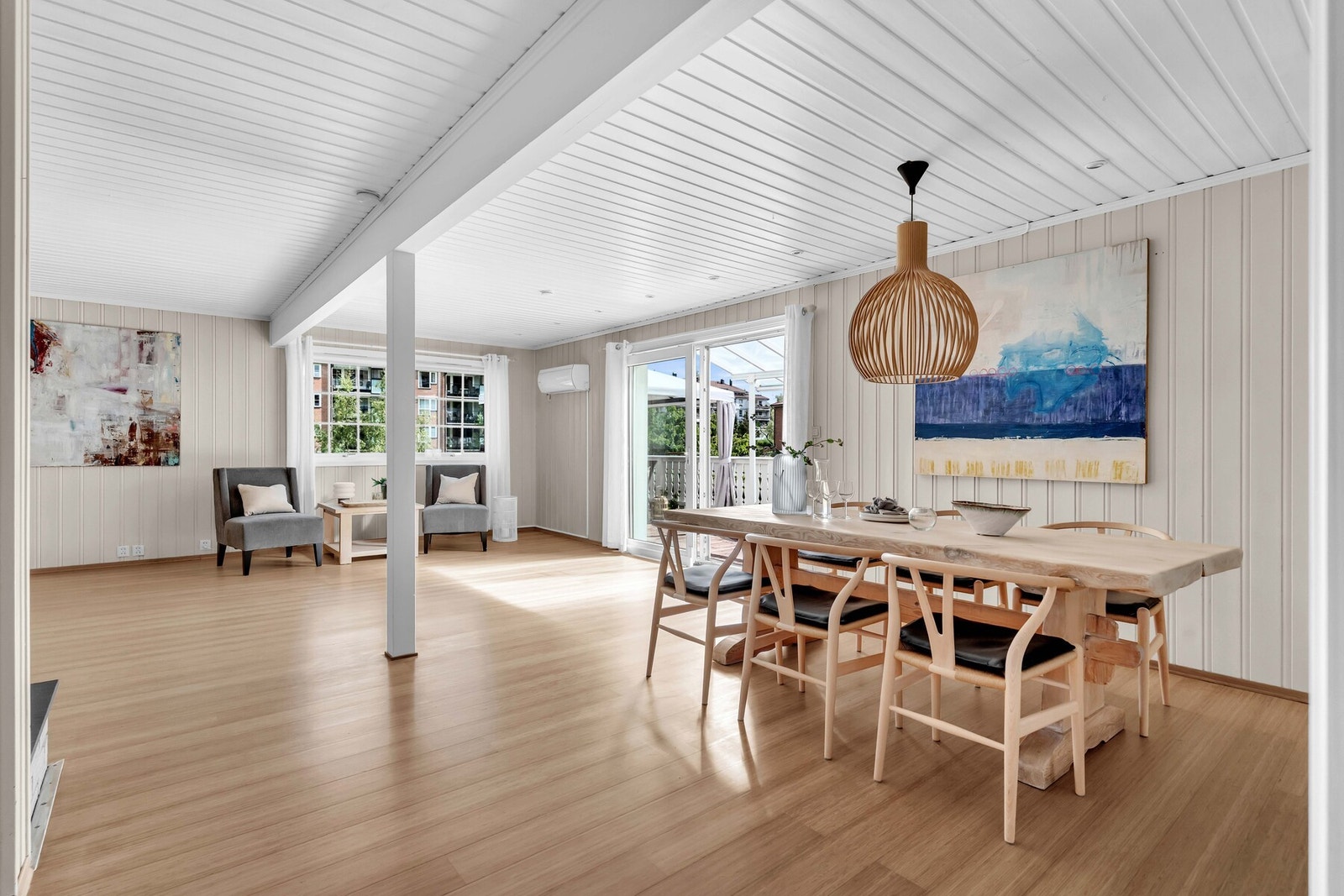 Store vindusflater og åpen planløsning gir en stue som både føles romslig og innbydende - perfekt for hverdagsliv og gjester. Galleribilde