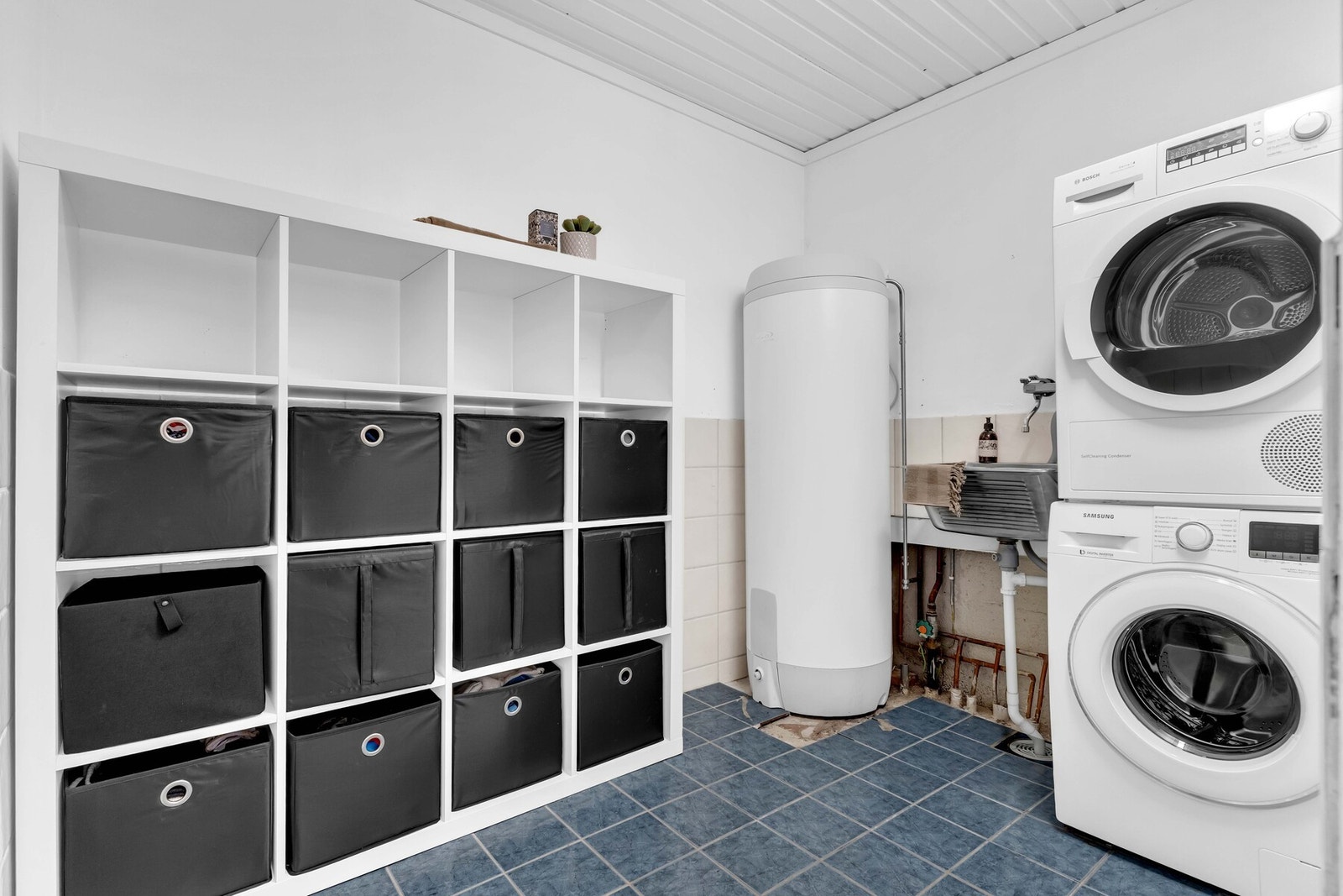 Med opplegg for vaskemaskin og tørketrommel, utslagsvask, varmtvannsbereder og god oppbevaringsplass er vaskerommet både funksjonelt og effektivt. Galleribilde