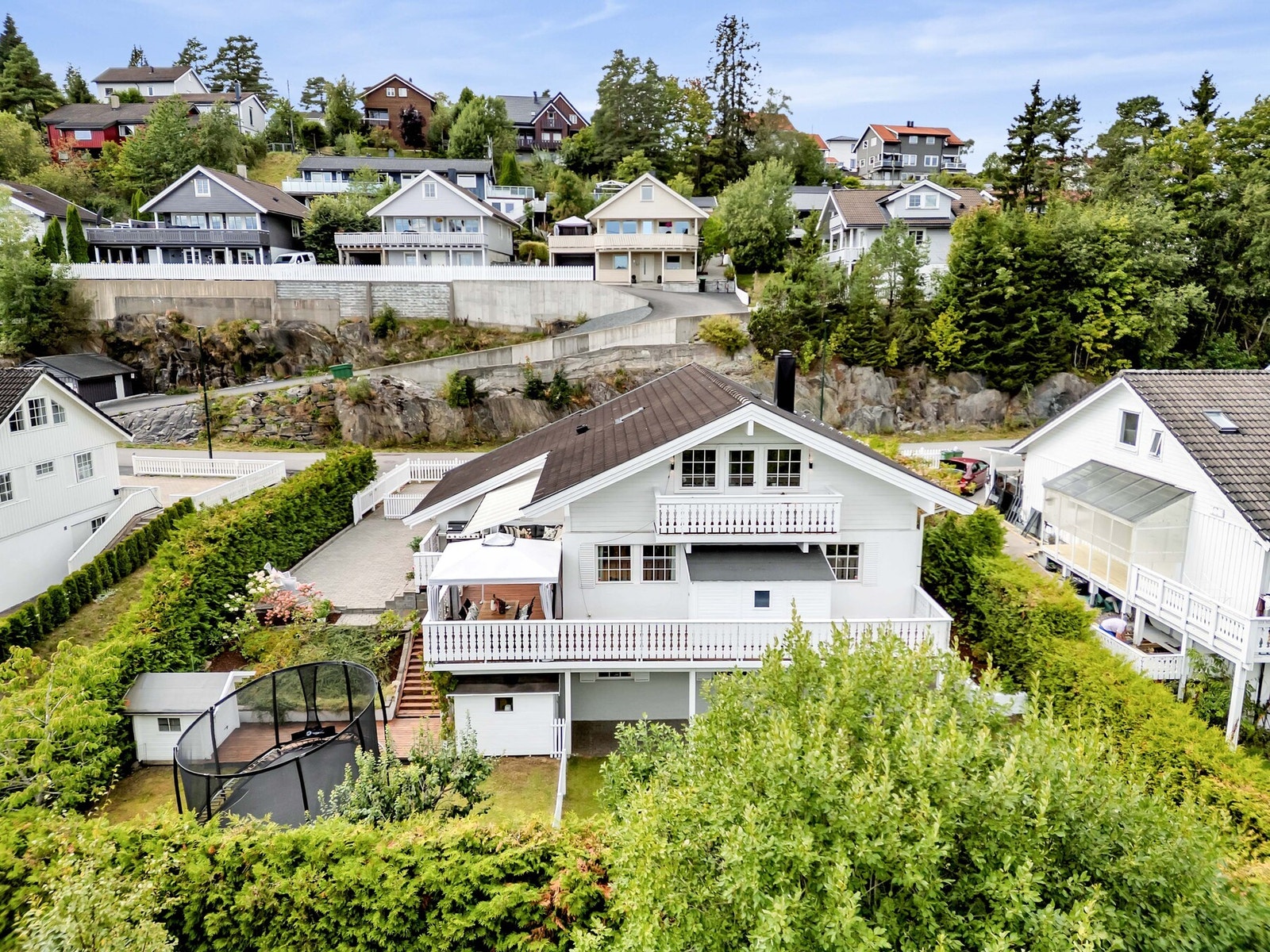 Boligen kombinerer moderne løsninger, romslige utearealer og gjennomtenkt planløsning - perfekt for både små og store familier. Galleribilde