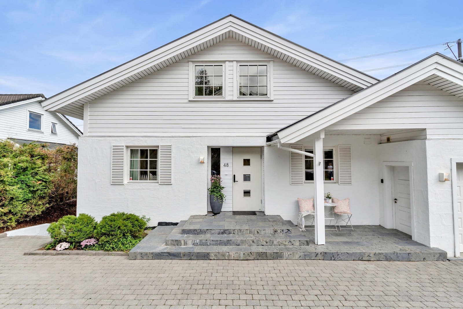 Det er absolutt verdt å komme på et besøk til ditt nye, sjarmerende og familievennlige hjem i Østlifaret 48! Galleribilde