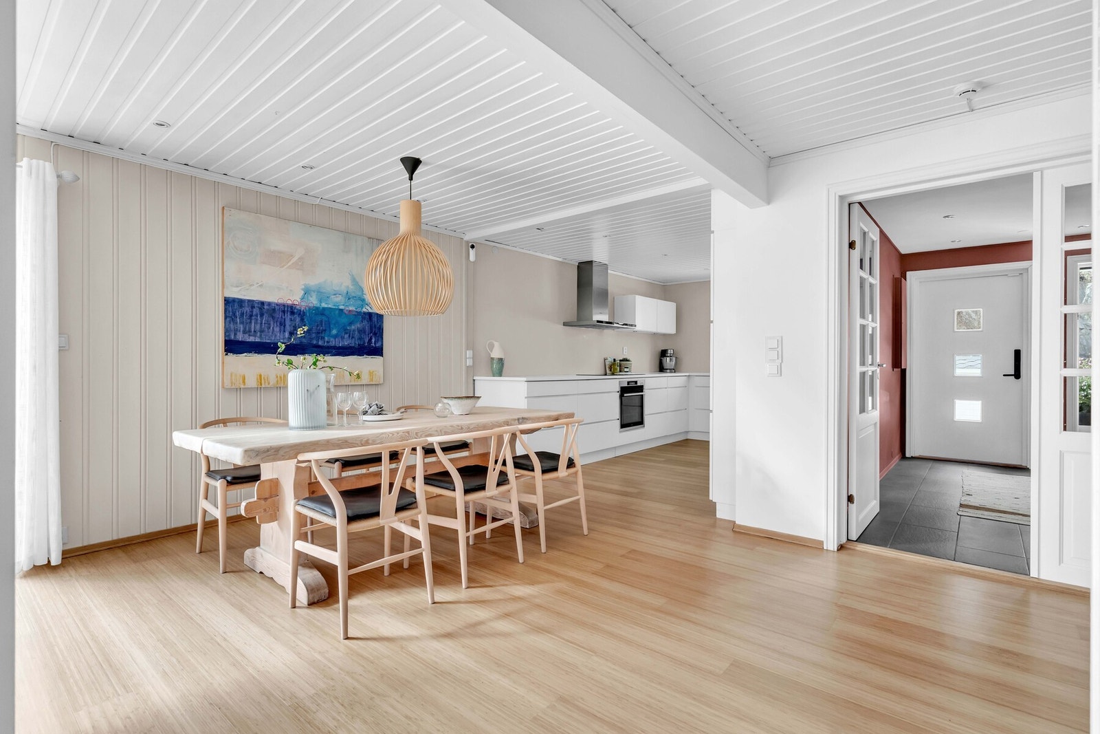 Vi tar turen videre til boligens hovedsoverom og bad, før vi tar turen til boligens 2 etasje! Galleribilde