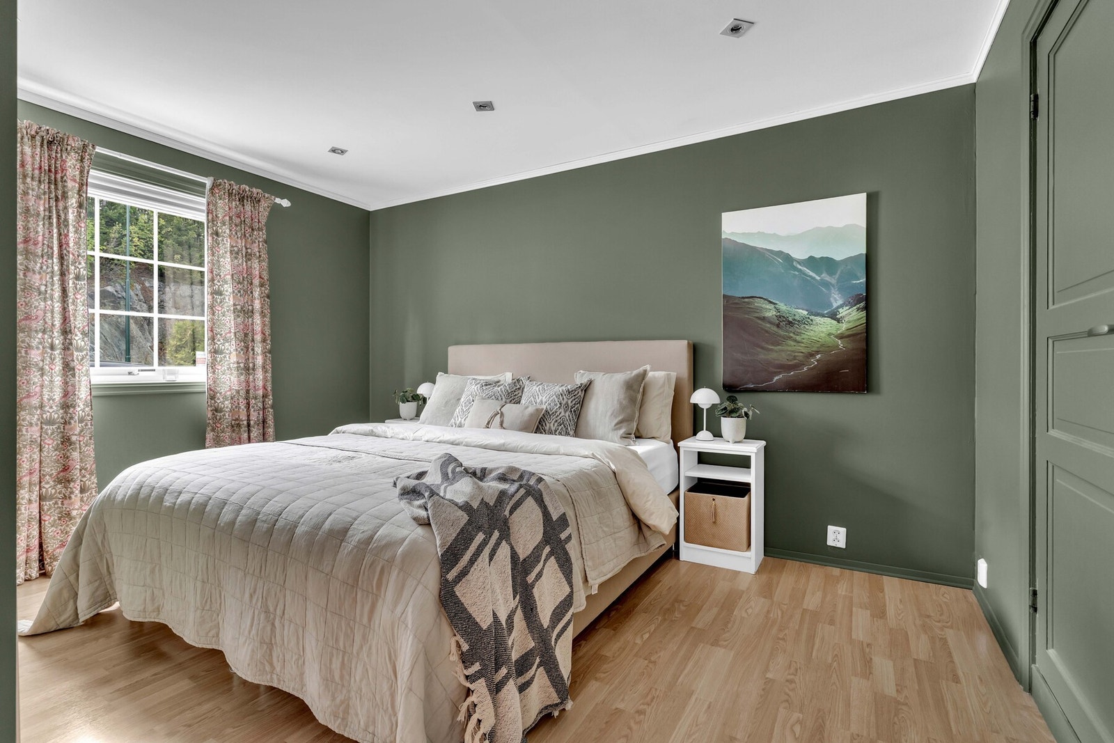 Boligen har et stort hovedsoverom med god plass til garderobeløsninger og en rolig atmosfære som innbyr til hvile. Galleribilde