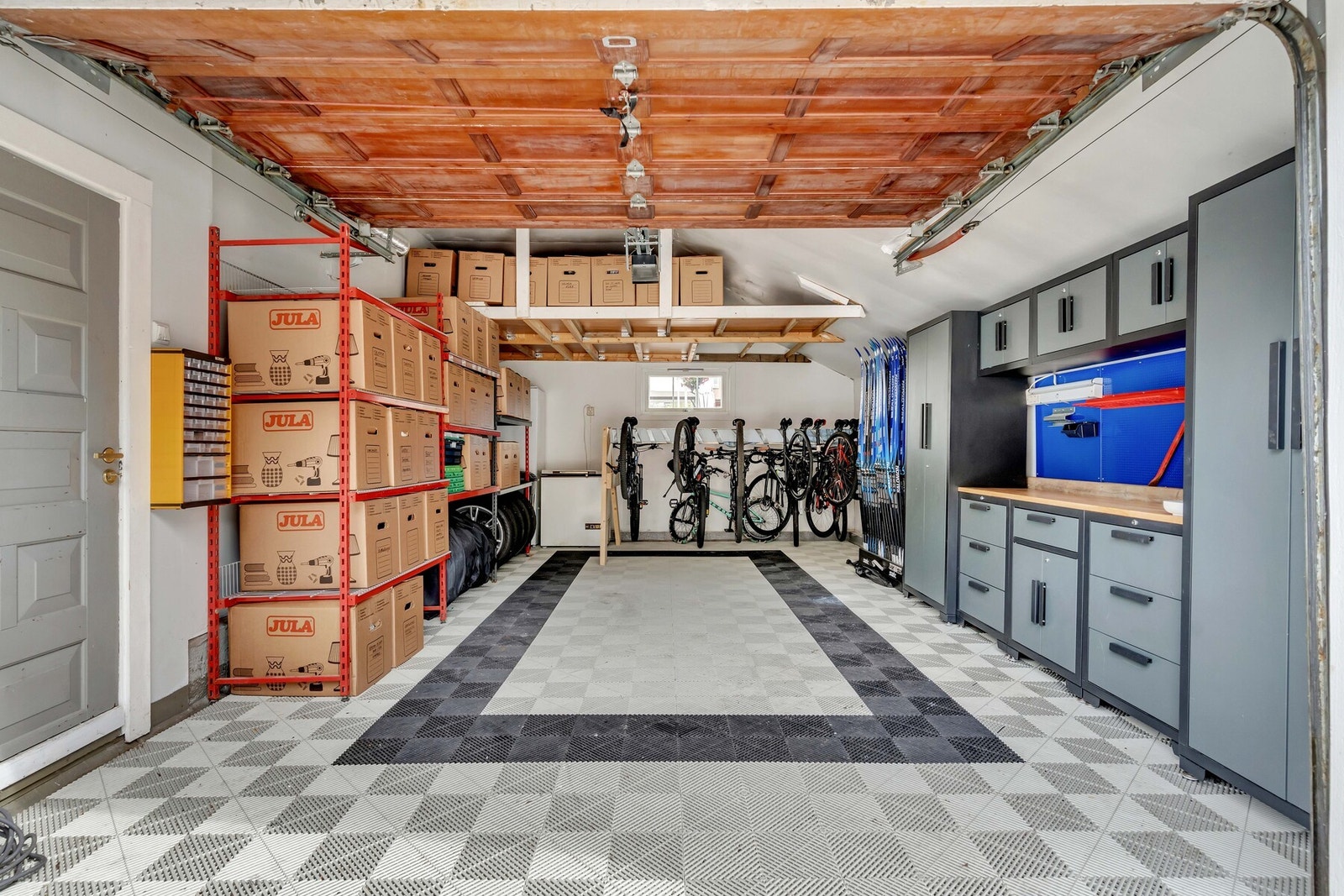 Innvendig fremstår garasjen som romslig og funksjonell, med god plass til bil, oppbevaring og alt som hører med i hverdagen. Galleribilde