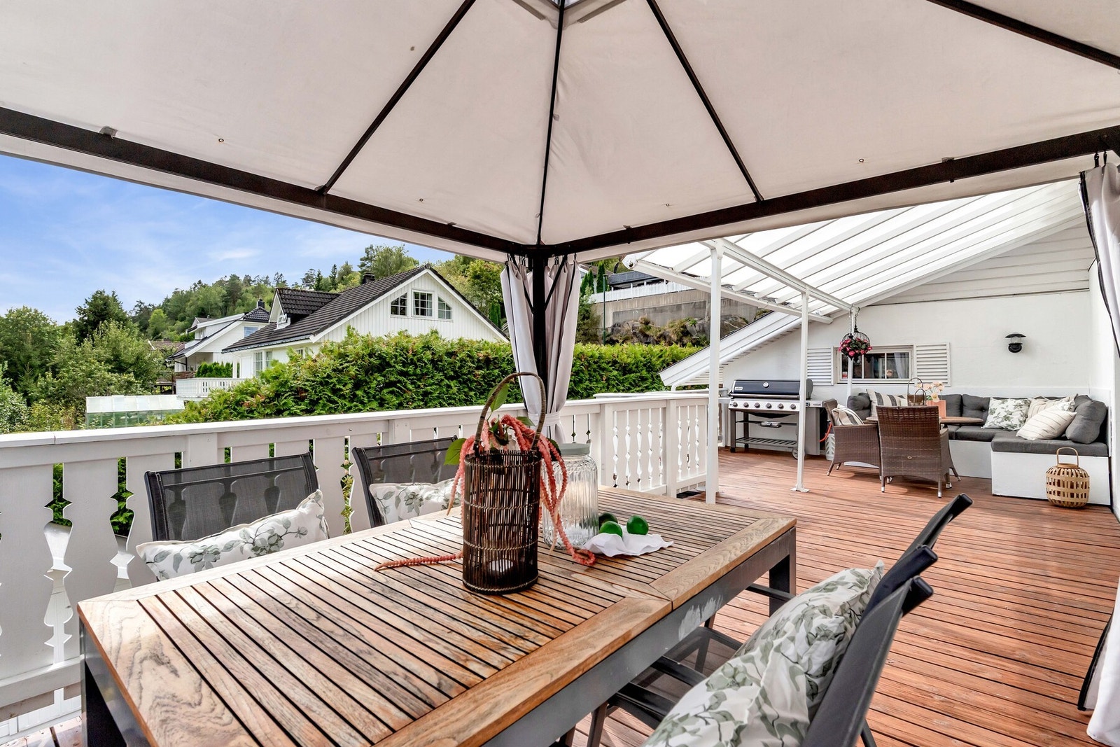 Terrassen har plass til å samle venner og familie til hyggelige kvelder, grilling og gode samtaler. Galleribilde