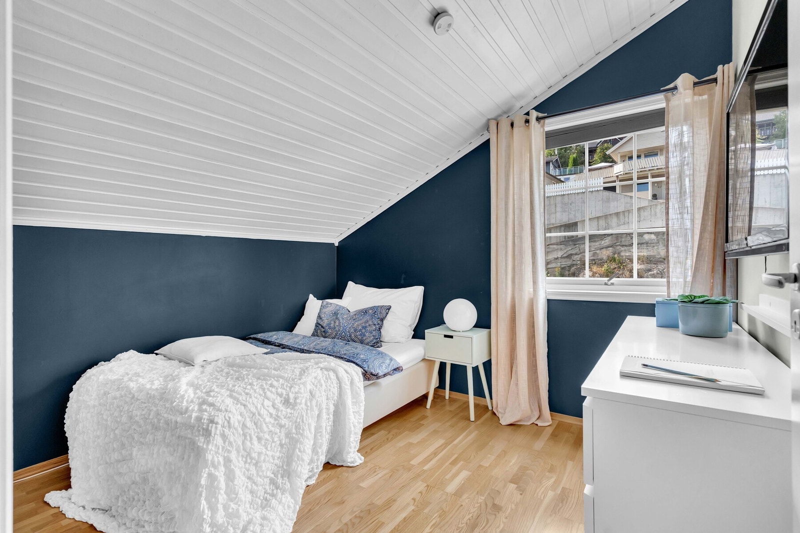 Det 3 soverommet gir deg mulighet til å innrede etter behov, enten som barnerom, kontor eller gjesterom, med plass til garderobeløsning. Galleribilde