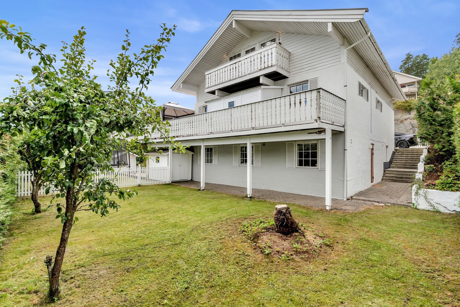 Utleiedelen har egen inngang, noe som gir privatliv og en tydelig adskillelse fra hoveddelen. Galleribilde